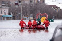 Putine, pomoz! Rusové protestují kvůli záplavám z protržené hráze, policie je rozhání