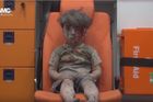 Nevydal ani hlásku. Svět obletělo video s chlapcem z Aleppa, kterého vytáhli ze sutin