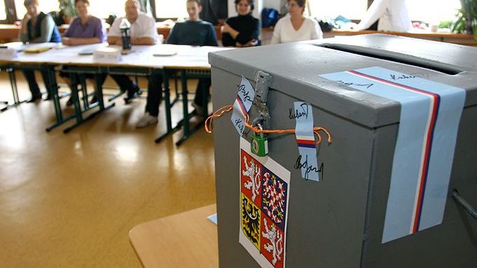 Zapečetěná volební urna v Základní škole Janského v Praze.