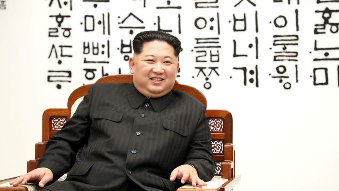 Doteď KLDR jaderné zbraně potřebovala pro vlastní bezpečnost, ale došlo jim, že to nejde dohromady s ekonomickým růstem, říká koreanista Horák