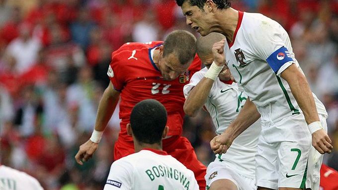 Miláček tribun - Ronaldo - uklidňuje situaci po rohovém kopu Česka.