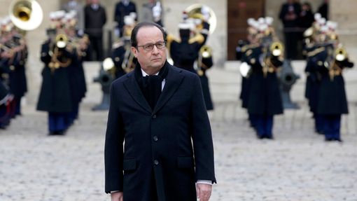 Hollande při pietní akci za oběti pařížských útoků v Invalidovně