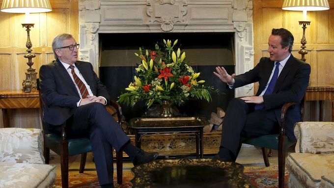 Předseda Evropské komise Jean-Claude Juncker a britský premiér David Cameron (vpravo).