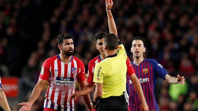 Diego Costa po diskuzi s rozhodčím viděl červenou kartu