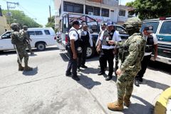 Zabavili jim i zbraně. Policii v Acapulku podezírají z napojení na drogové gangy