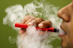 Čím víc nikotinu, tím dražší e-cigareta. Prodejci se staví proti nové spotřební dani