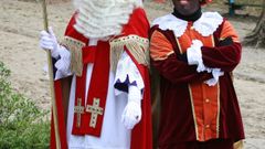 Zwarte Piet - nizozemský Černý Petr (vpravo).