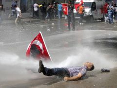 Demonstrant v centru Ankary po zásahu vodním dělem.