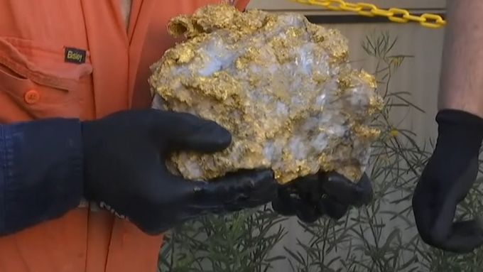 Mimořádný objev za miliony dolarů. Horníci našli v Západní Austrálii kameny pokryté zlatem.