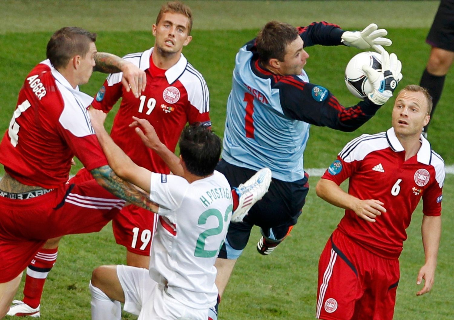 Stephan Andersen chytá střelu Portugalců v utkání Dánska s Portugalskem na Euru 2012