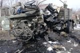 Nákladní automobil KAMAZ proruských separatistů zničený výbuchem miny v dobytém Debalceve.