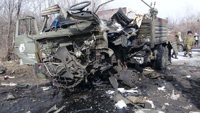 Nákladní automobil KAMAZ proruských separatistů, zničený výbuchem miny v dobytém Debalceve.