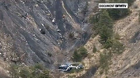 Video: Trosky zříceného letadla se nacházejí uprostřed hor