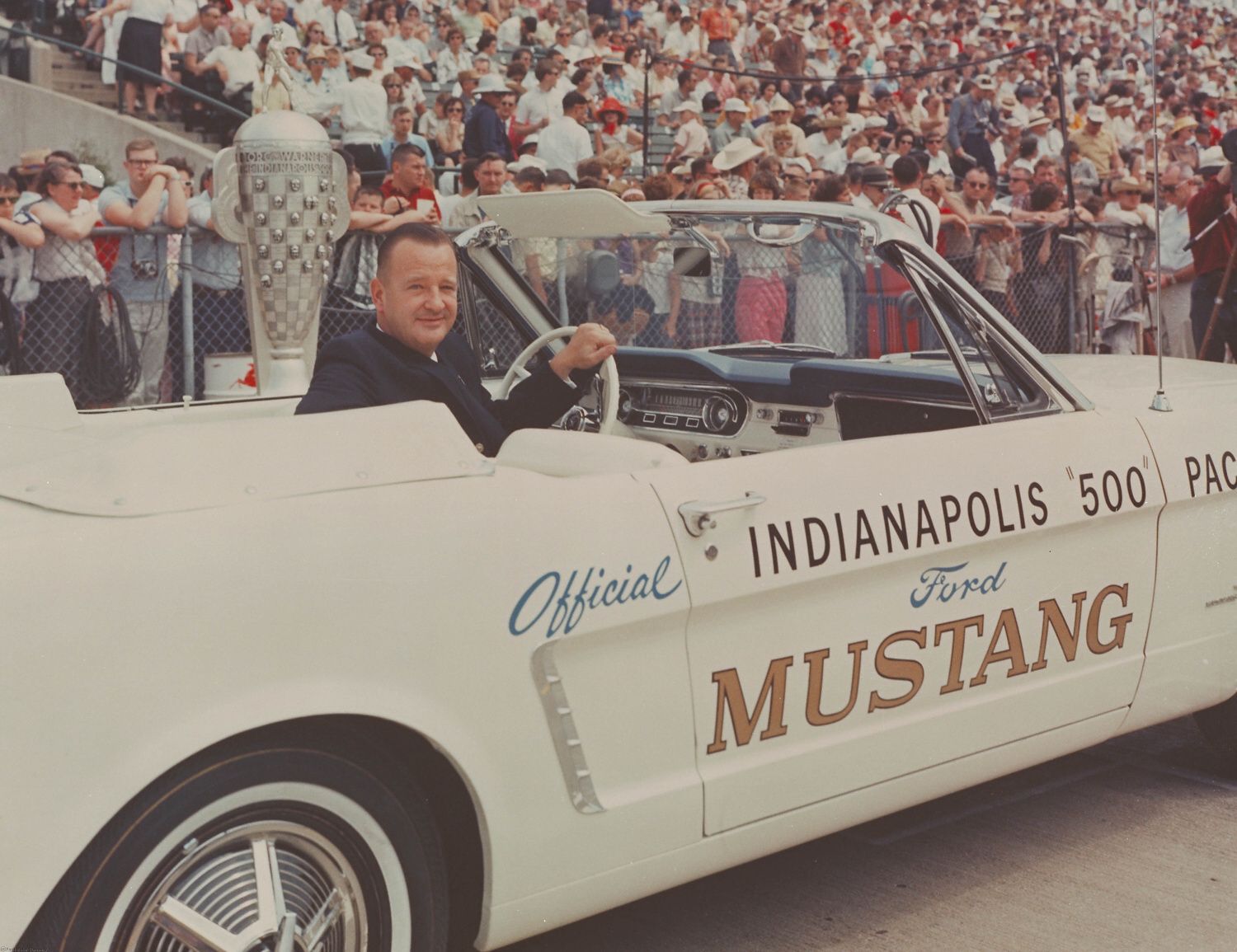 Safety car: 1965 Indanapolis - Ford Mustang