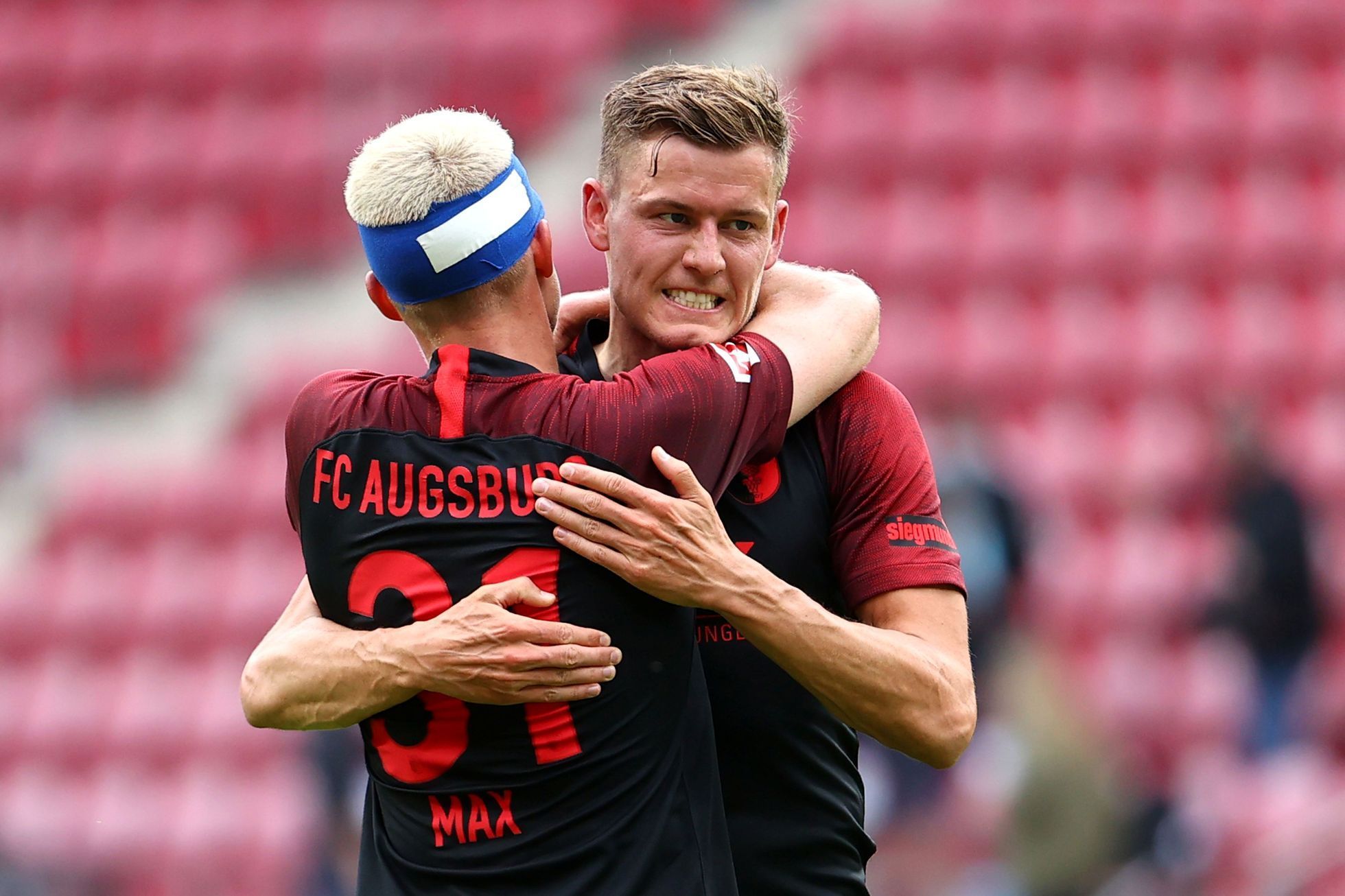 31. kolo německé fotbalové ligy 2019/20, Mohuč - Augsburg: Hostující Philipp Max a Alfred Finnbogason slaví výhru 0:1