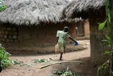 Nošení vody patří k povinnostem drtivé většiny ugandských dětí