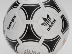 Fotbalové Euro 1988 se v Německu hrálo s míčem Adidas Tango Europa
