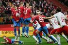 Čeští hráči brání volný kop v zápase kvalifikace ME 2024 Polsko - Česko