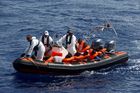 U Libye se potopila loď se stovkami uprchlíků, obětí přibývá