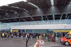 Anonym hrozil bombou na letišti v Praze, chtěl hodinky