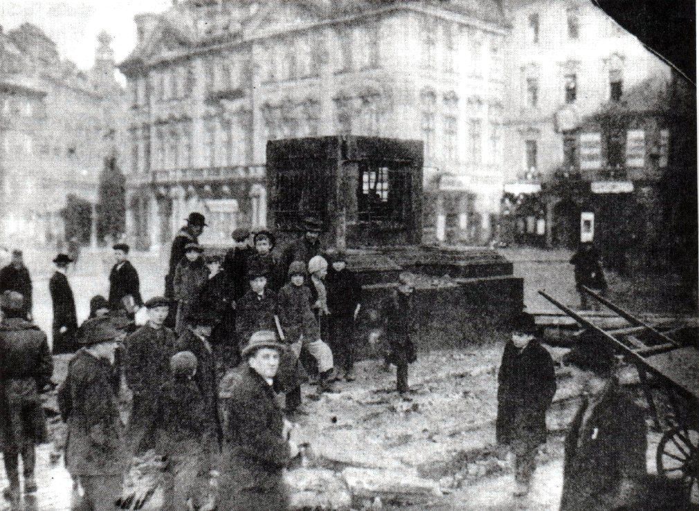 Výročí stržení Mariánského sloupu v roce 1918
