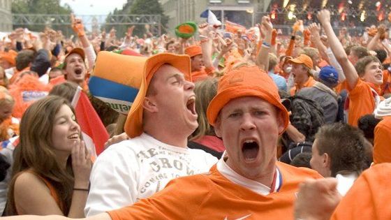 Dáma s tulipány, pán s mrkví. Bern je oranžový