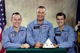 Tříčlenná posádka Apolla 1 se na oficiálních fotkách tvářila optimisticky a odhodlaně. V zákulisí  však vedla boj s liknavým zhotovitelem a spěchající NASA (zleva Edward White, Virgil Grissom a Roger Chaffee).