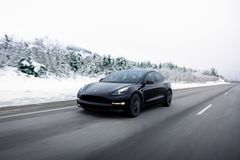 Tesla má problém s Autopilotem. V Americe svolává dva miliony automobilů