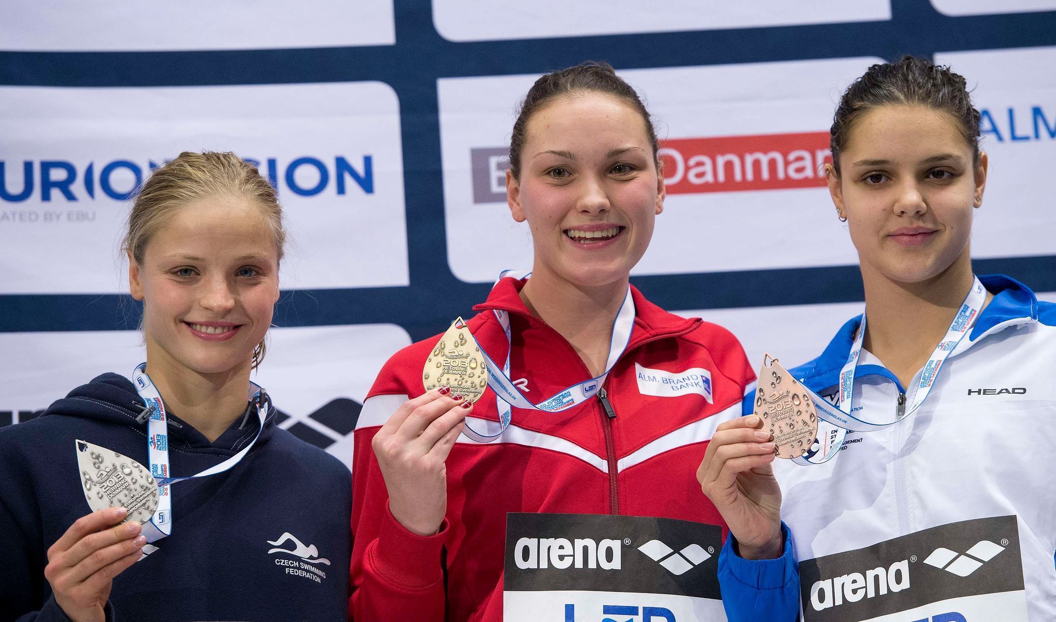 Stupně vítězů na 100 metrů znak - zleva: Baumrtová, Nielsenová a Zevinová