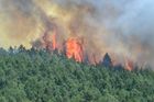 Foto: Na Rokycansku hoří les. Pomáhá i vojenský vrtulník