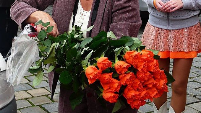 Lidový dům letos růže ženám k jejich svátku rozdávat nebude