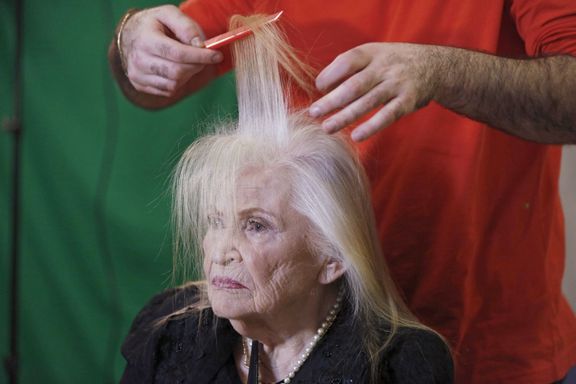 Pětaosmdesátiletá Sarah Izraele v rukou kadeřníka.