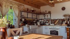 chalupa, les, bydlení, příběh, interiér, exteriér, příroda, chata