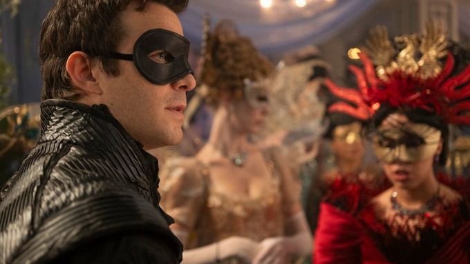 Ze seriálu Bridgertonovi, jehož 4. řada bude na Netflixu k vidění začátkem příštího roku. Děj se točí zejména kolem bohémského Benedicta (Luke Thompson).