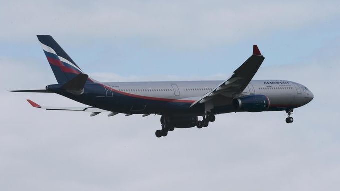 Letadlo se Snowdenem na palubě přistává v Moskvě.