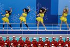 I když se v hokejovém turnaji žen objevil společný výběr Koreje, v hledišti probíhal  imaginární souboj roztleskávaček z jižní i severní části rozdělené země. Domácí krásky jsou ty nahoře ve žlutém.