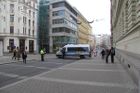 Policie instaluje na náměstích v Praze zátarasy proti autům, v Brně brání vánoční trhy cisterna