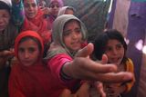 Pákistán: Kvůli konfliktu mezi armádou a opozičními skupinami na severozápadě Pákistánu musely své domovy opustit přes 2 miliony obyvatel. Civilisté stále nemají přístup ke zdravotní péči, novorozenecká a mateřská úmrtnost jsou nejvyšší v regionu.