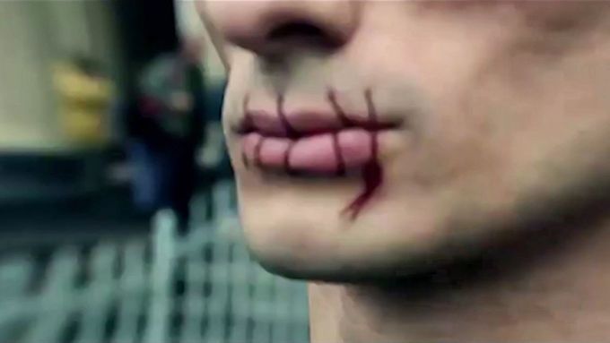 Ruský umělec a performer Pjotr Pavlenskij se proslavil svými veřejnými a velmi otevřenými protesty. Jsou zpravidla šokující a vzbuzují velkou nevoli.