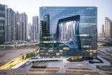 Nejkrásnější hotel na světě stojí podle mezinárodní poroty v Dubaji a je poslední stavbou, která ještě vzešla z pera dnes už zesnulé architektky Zahy Hadid. Nese název Opus (dílo) a opticky v sobě slučuje zdánlivě neslučitelné, jako je pevnost a prázdnota nebo transparentnost versus zrcadlení.