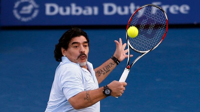 Diego Maradona pobláznil Itálii i Dubaj. Jeho bekhend okusila i světová sedmička Juan Martín del Potro.