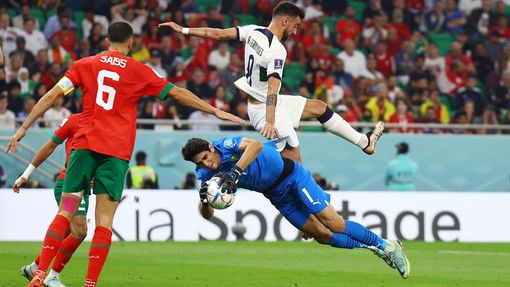 Jasín Bunú a Jahjá Attíat Allá ve čtvrtfinále MS 2022 Maroko - Portugalsko