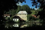 Středověká tvrz stojí na břehu rybníka v malé vesničce Sudkův Důl na Vysočině a vypadá, jako by byla patronem zdejších kaprů, kteří tu a tam lapají po dechu na hladině.