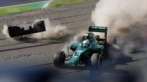 Caterham Formula One driver Giedo van der Garde of Netherlands crashes during the Japanese F1 Grand Prix at the Suzuka circuit October 13, 2013. REUTERS/Issei Kato (JAPAN