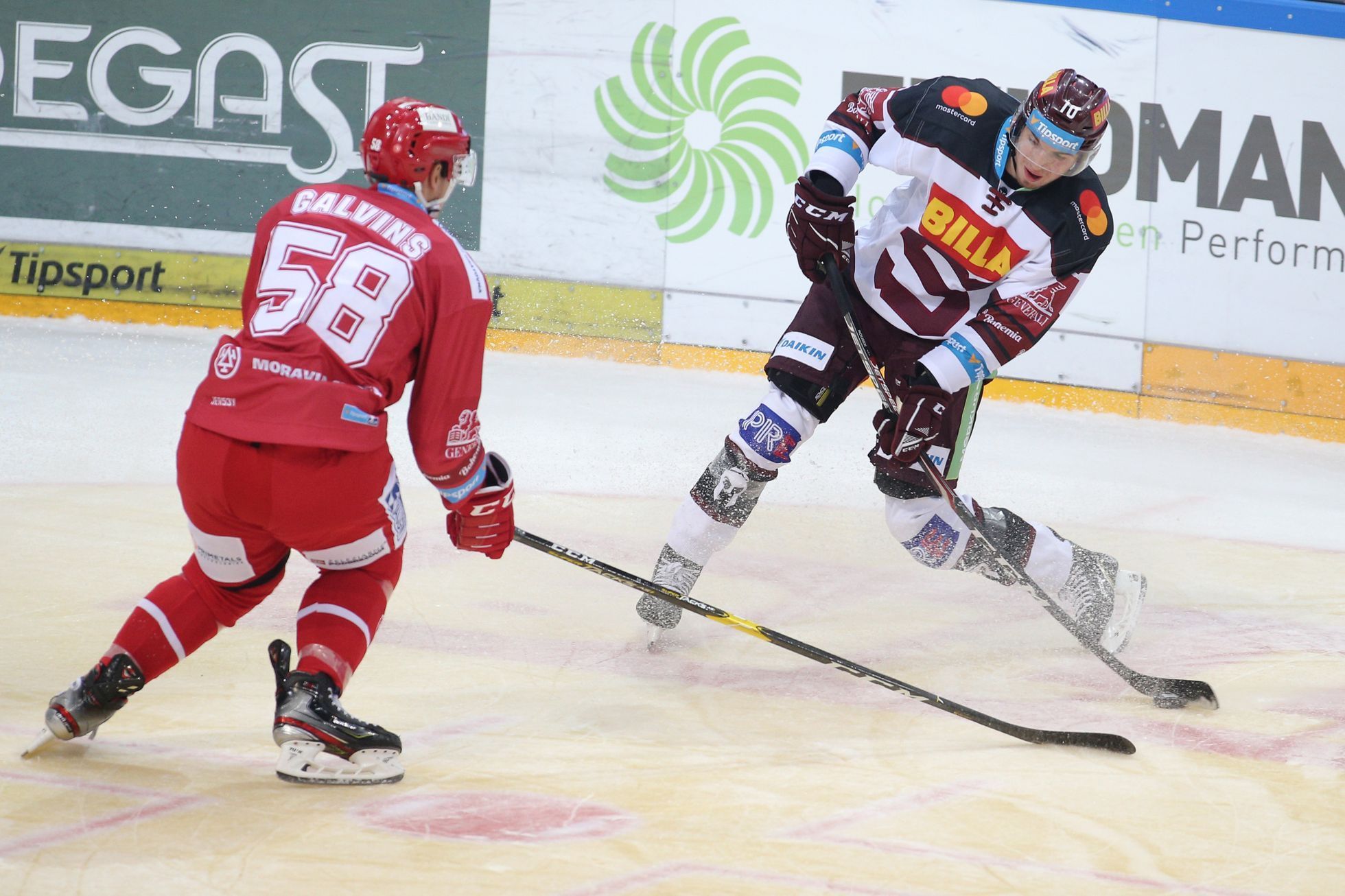 3. kolo hokejové Tipsport extraligy, HC Sparta Praha - HC Oceláři Třinec: Lukáš Rousek (Sparta) a Guntis Galvinš (Třinec)