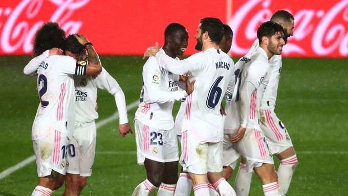Fotbalisté Realu Madrid slaví gól proti Getafe v dohrávce prvního kola La Ligy.