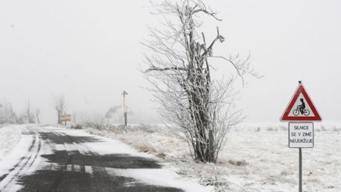 Zima vtrhla do Česka, silnice pokryla námraza a ledovka
