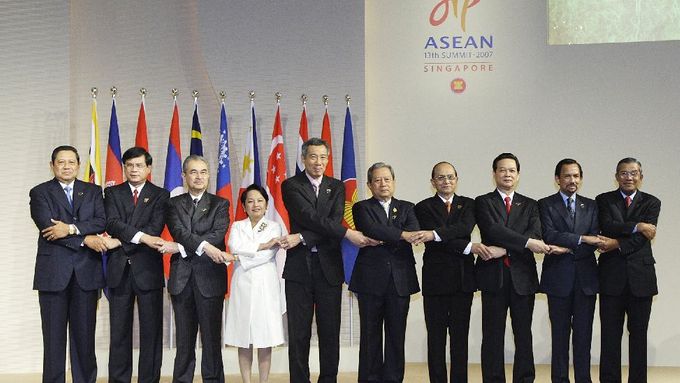 V jednotě je (někdy) síla. Skupinové foto státníků ASEANu