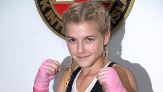 Podívejte se na galerii z premiéry mladé české boxerky Fabiany Bytyqi v profesionálním ringu.