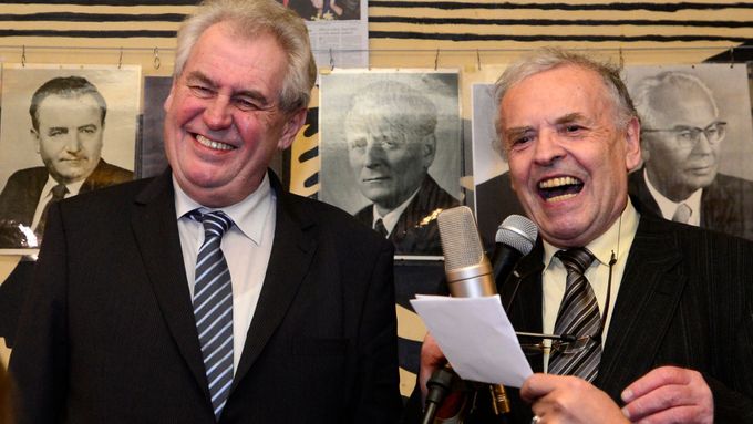Zeman a Srp jsou přátelé. Srp byl jedním ze zakladatelů sdružení Přátelé Miloše Zemana. Snímek je z února 2013, z oslav zvolení Miloše Zemana prezidentem.